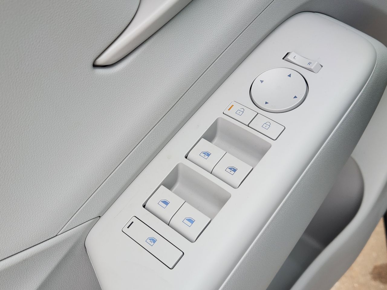 New 2026 SAW White Hyundai SEL Sport FWD image 22