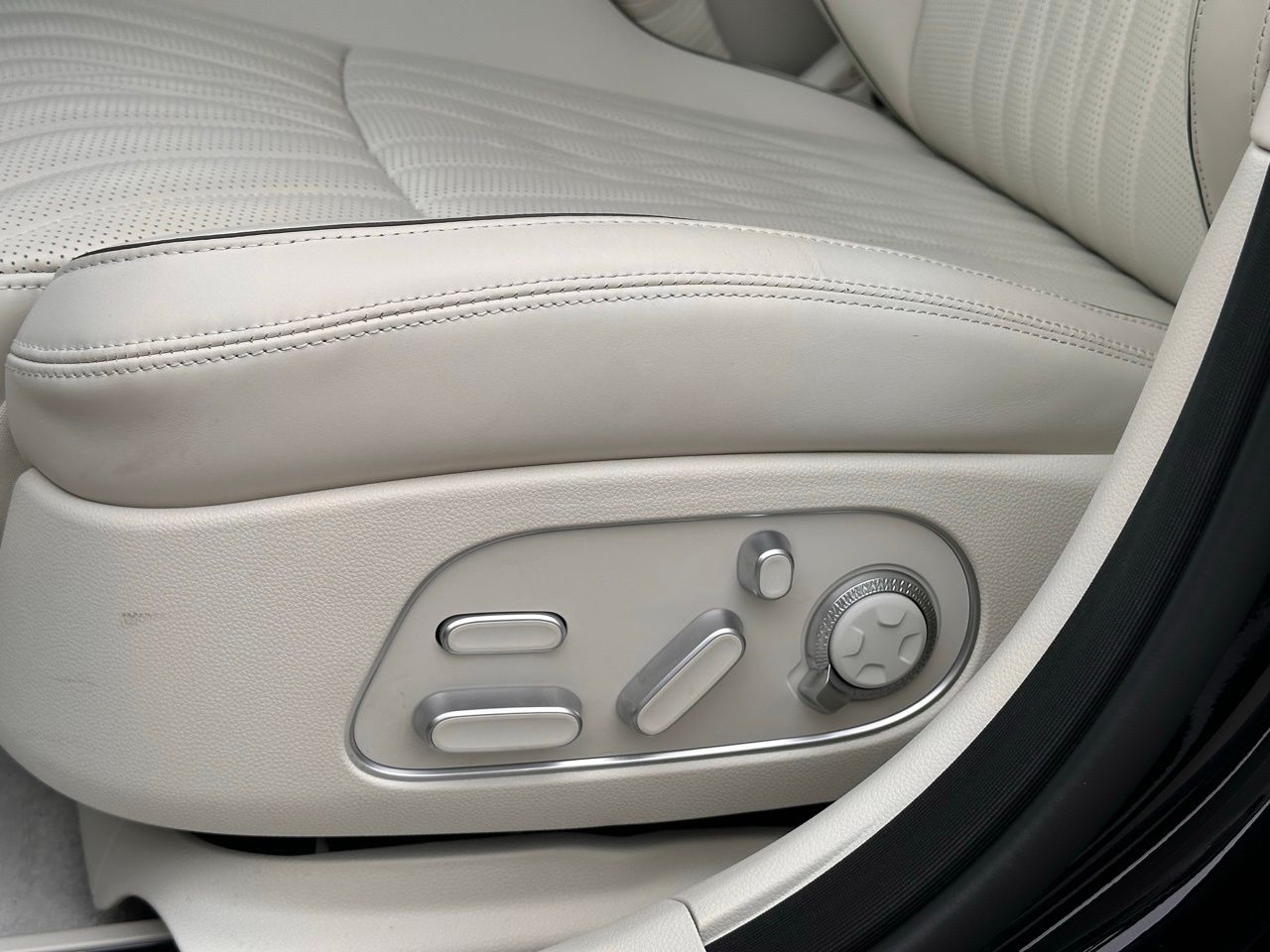 Used 2025 Vik Black Genesis 3.5T e-SC image 25