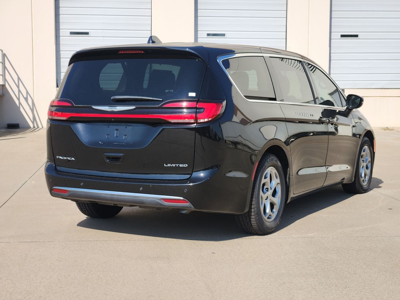 Used 2024 Diamond Black Crystal Pearlcoat Chrysler Limited image 4