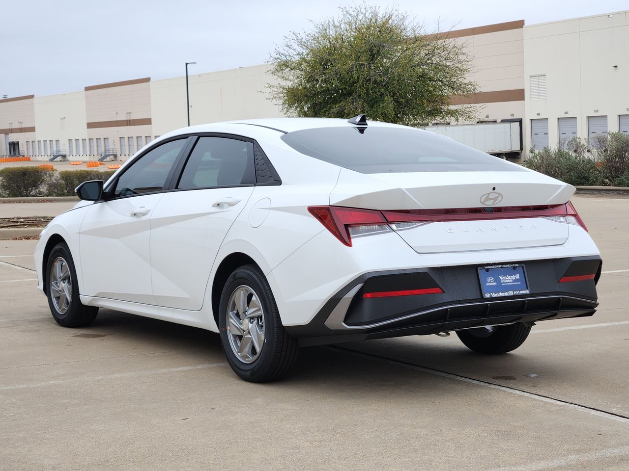 New 2026 W6H White Hyundai SE image 3