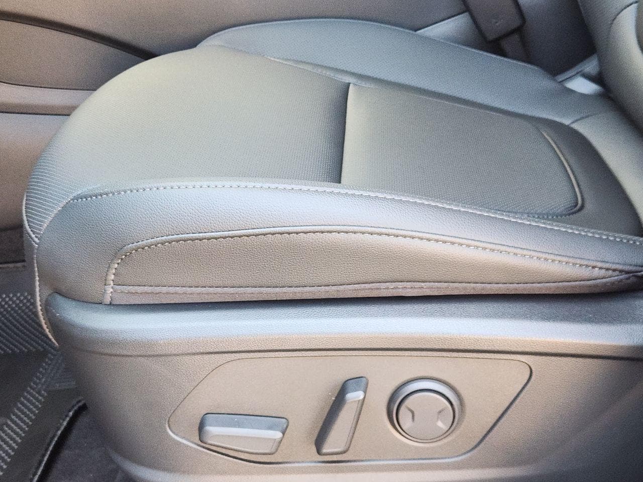 New 2026 Shimmering Silver Hyundai SEL Plus FWD image 22