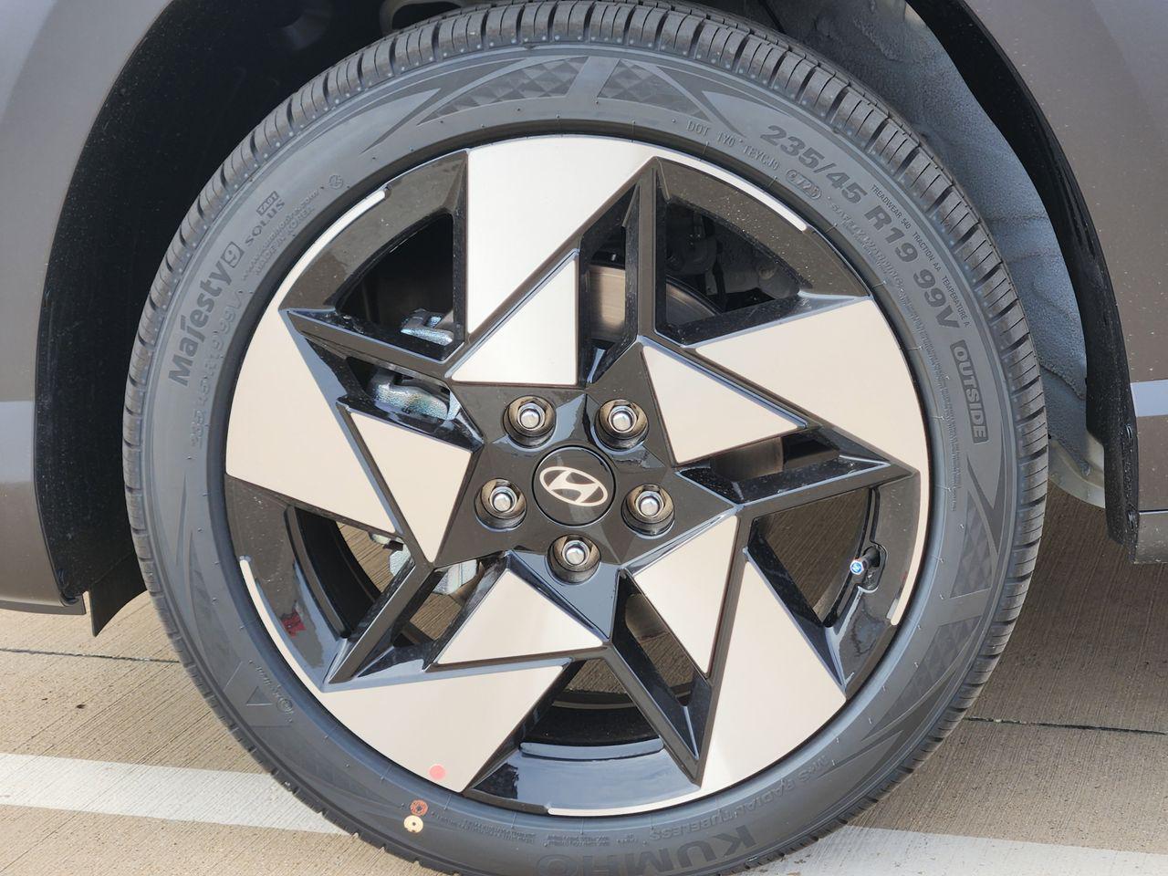 New 2026 SAW White Hyundai Limited FWD image 7