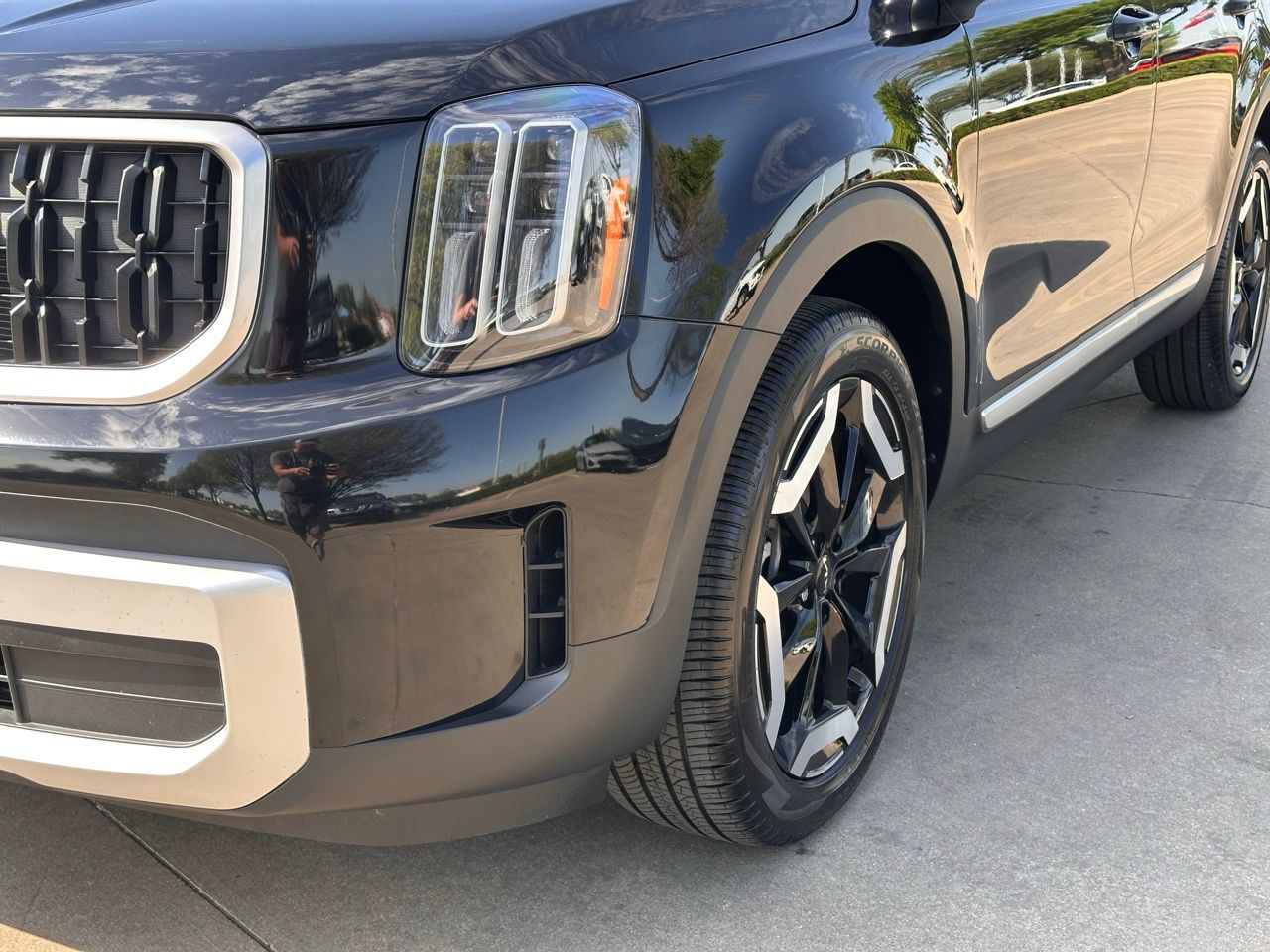 Used 2025 Ebony Black Kia EX image 9