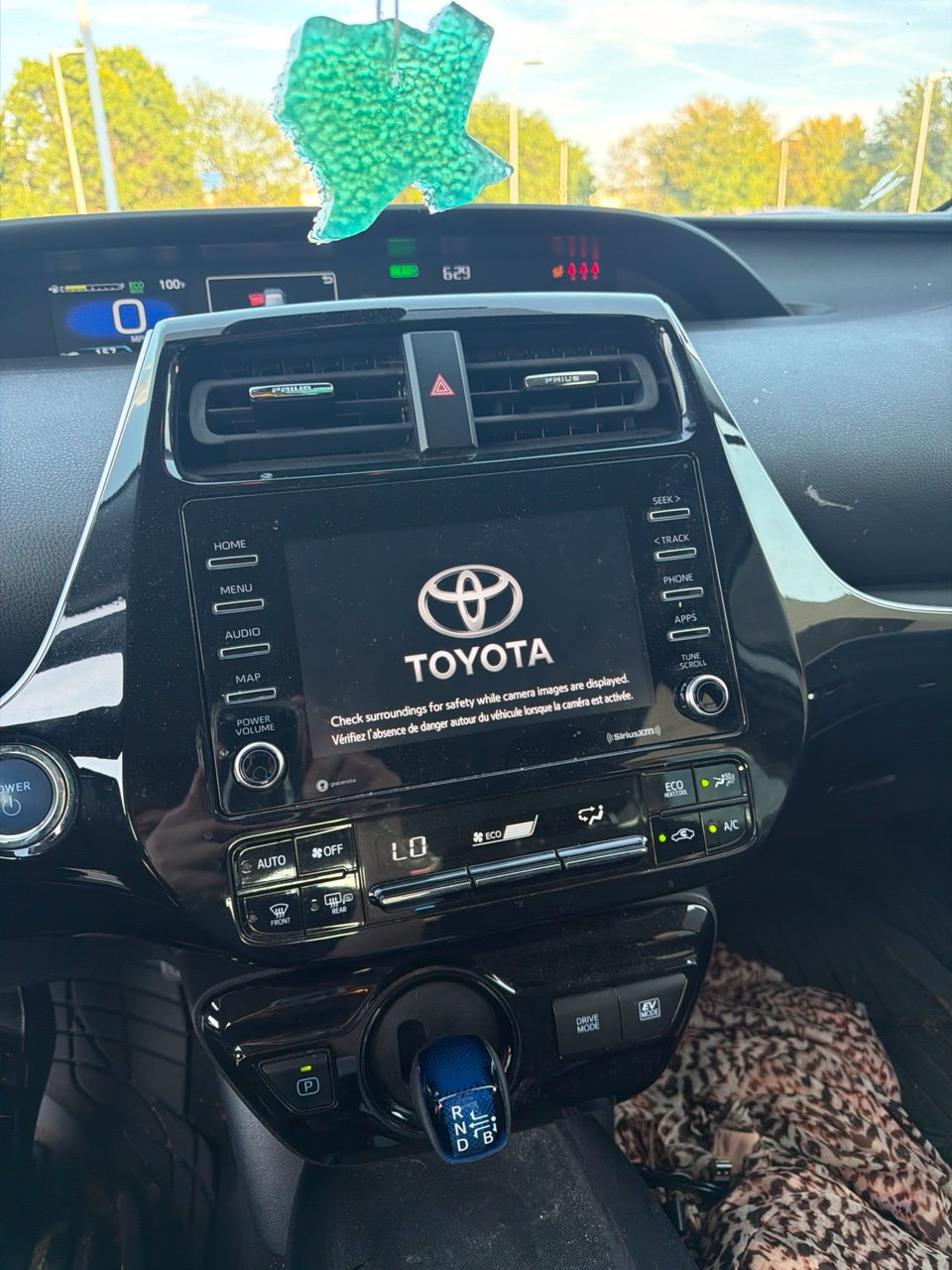 Used 2022 White Toyota LE image 10