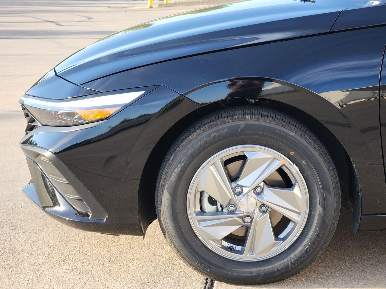 New 2026 Abyss Black Hyundai SE image 5