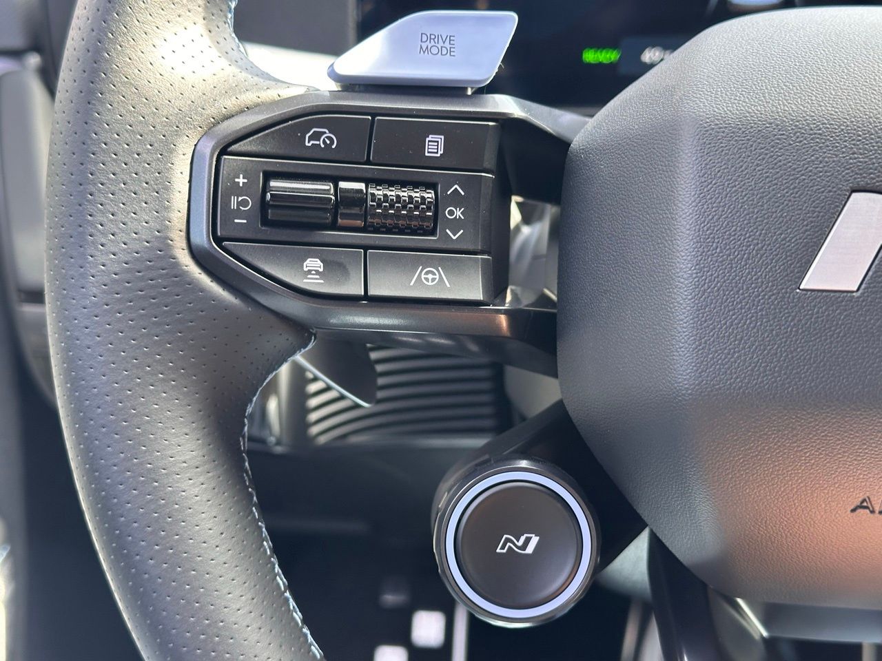 Used 2025 Atlas White Hyundai Base image 29