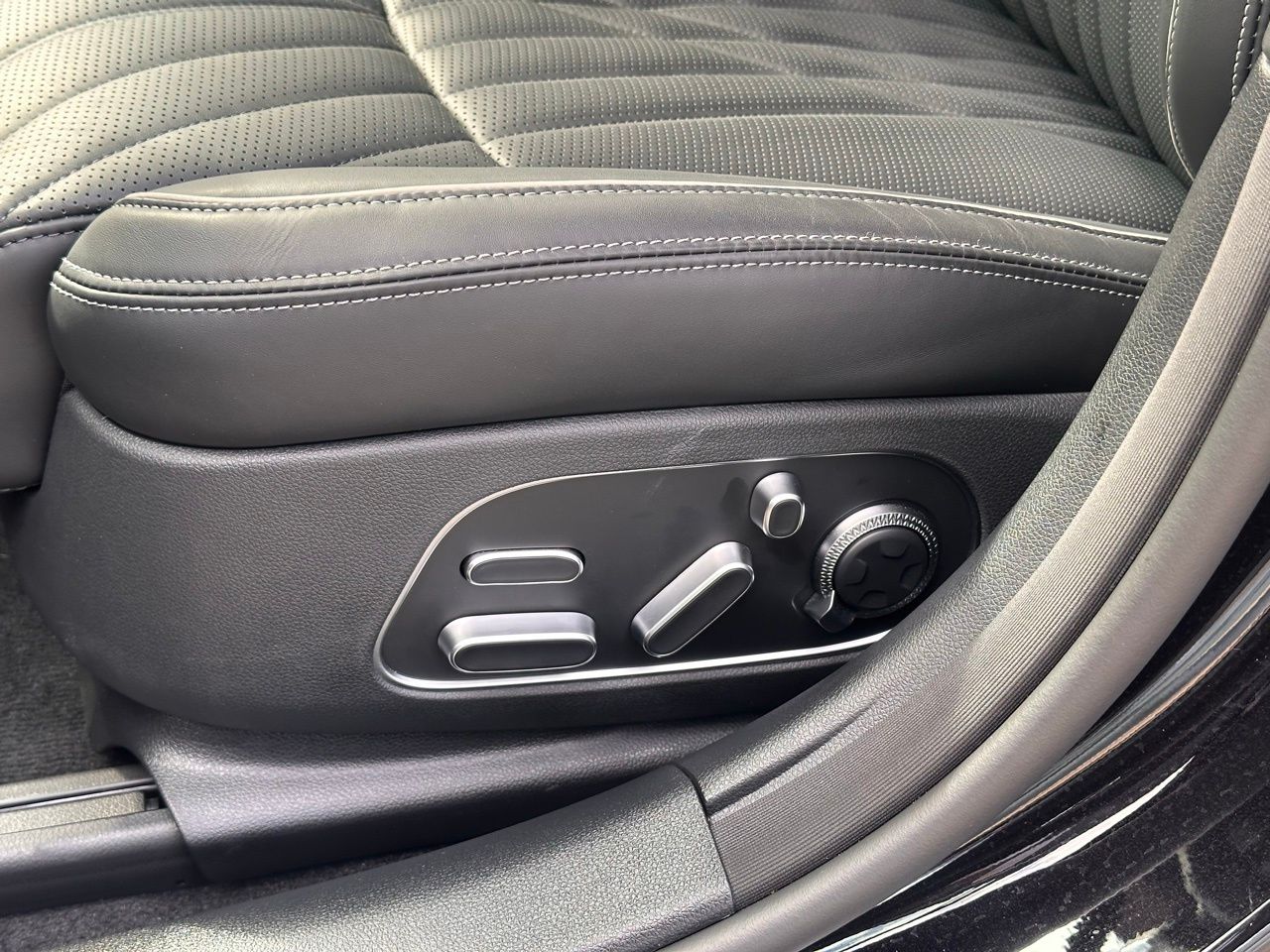 Used 2025 Vik Black Genesis 3.5T e-SC image 30