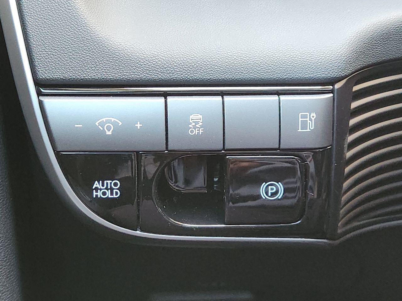 New 2027 SAW/White Hyundai SE image 21