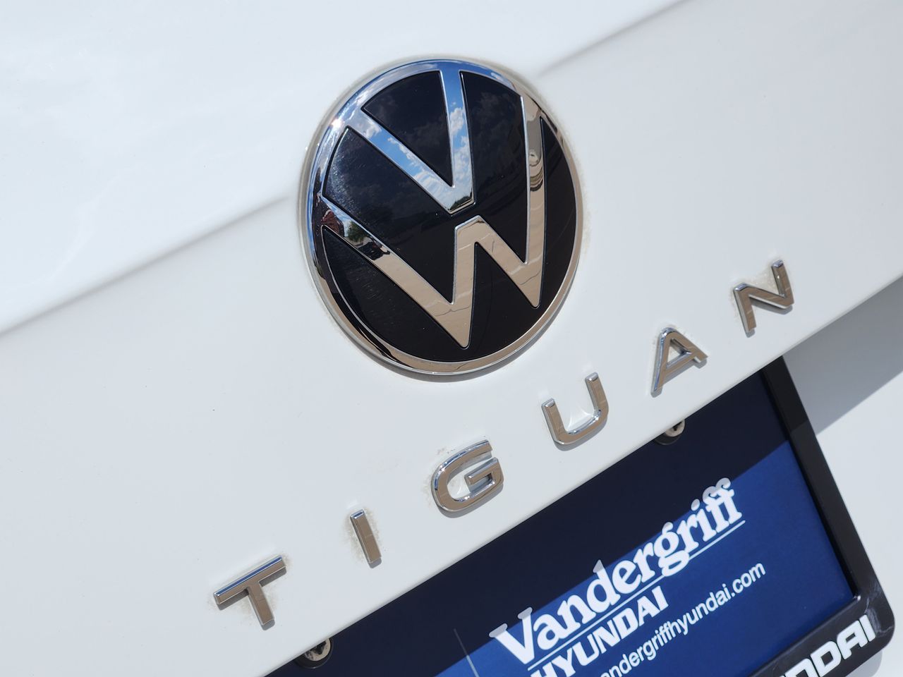 Used 2024 Pure White Volkswagen 2.0T SE image 7