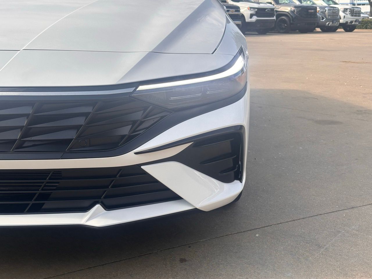 2025 Hyundai Elantra Limited photo 2