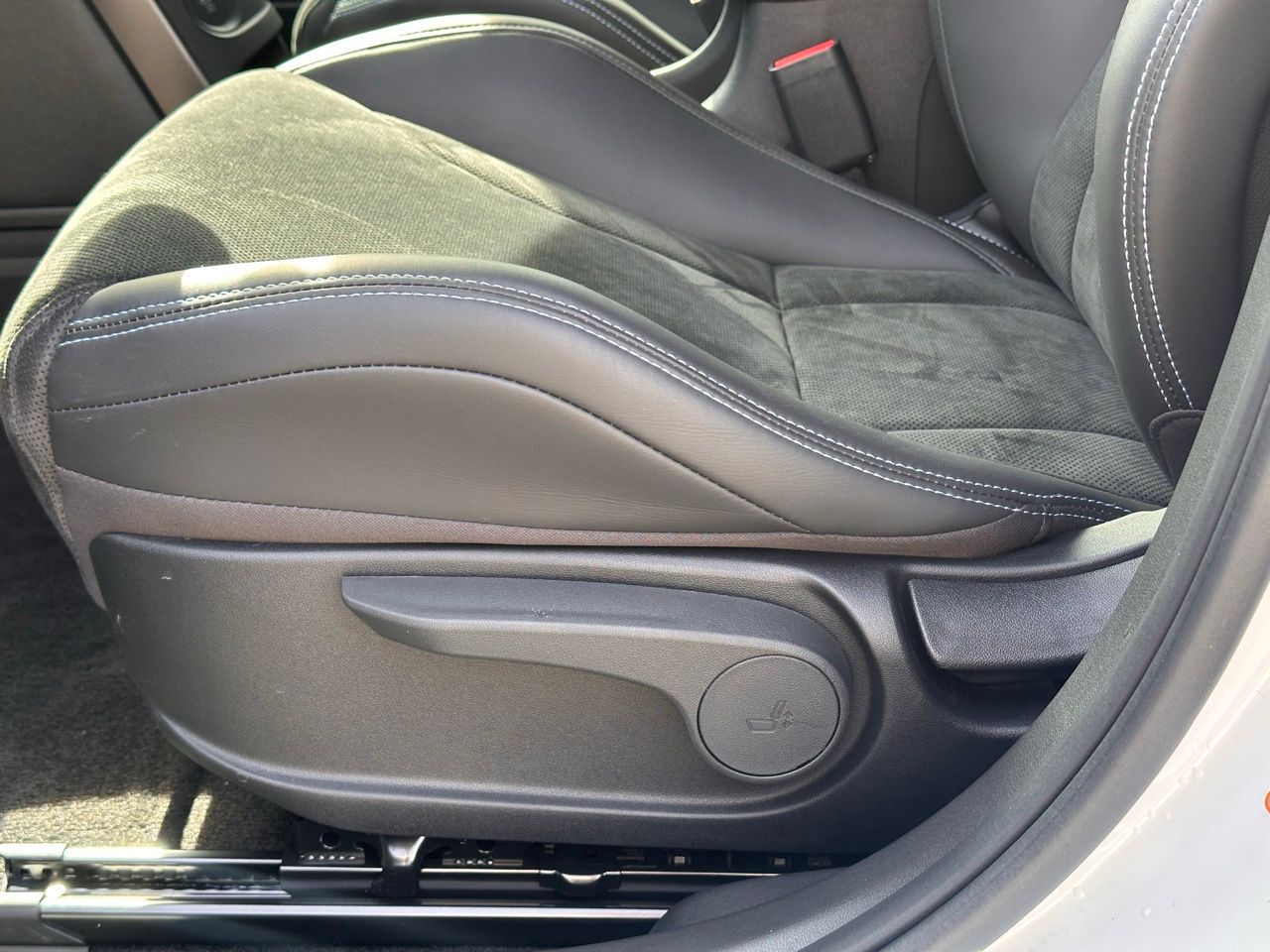 Used 2025 Atlas White Hyundai Base image 24