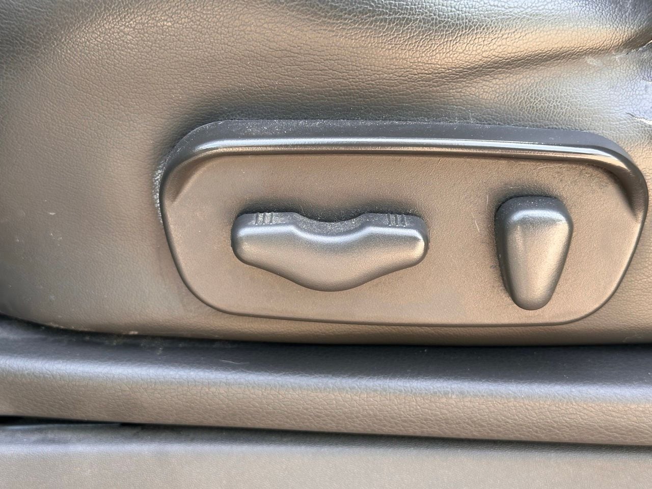 Used 2015 Arctic Blue Nissan PRO-4X image 23