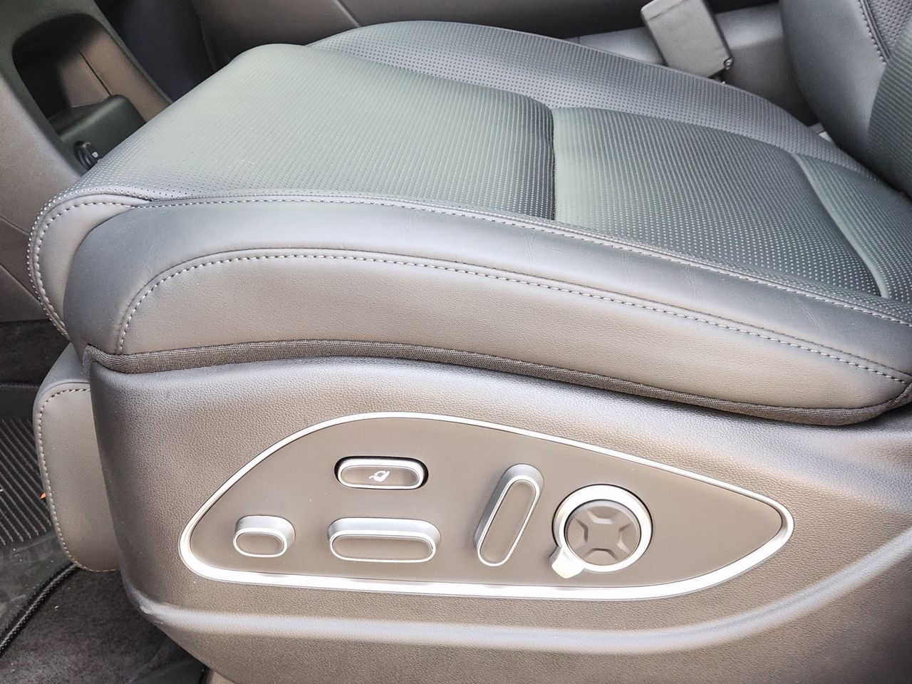 New 2026 A2B Black Hyundai Calligraphy FWD image 21