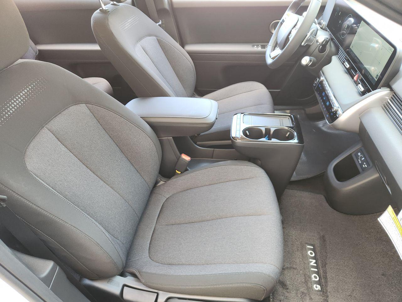 New 2027 SAW/White Hyundai SE image 10