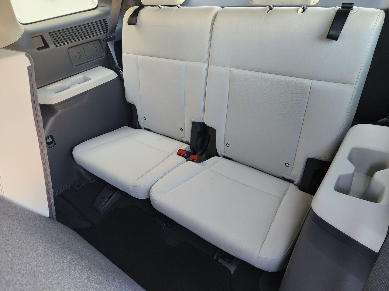 New 2027 Shimmering Silver Hyundai SE FWD image 30