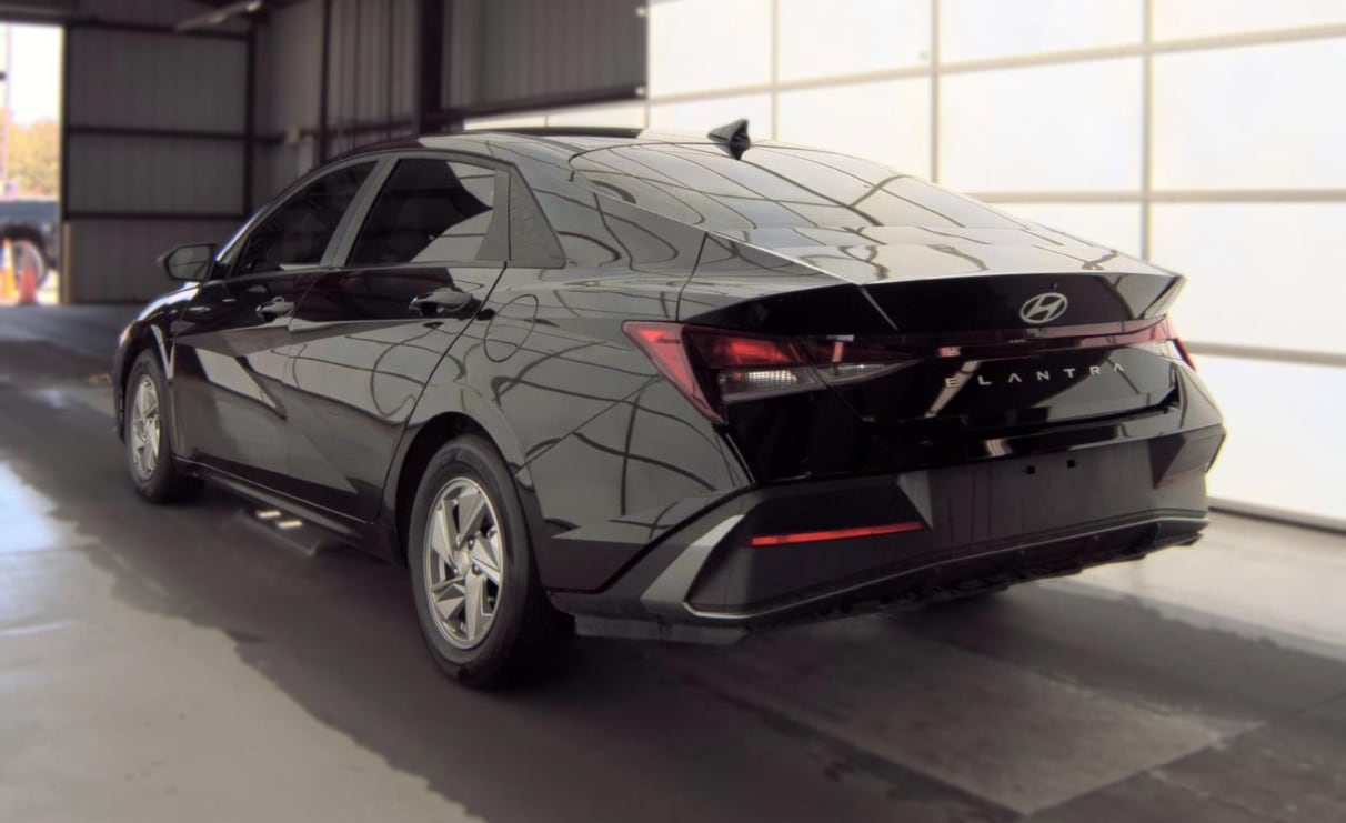 Used 2025 Abyss Black Hyundai SE image 8