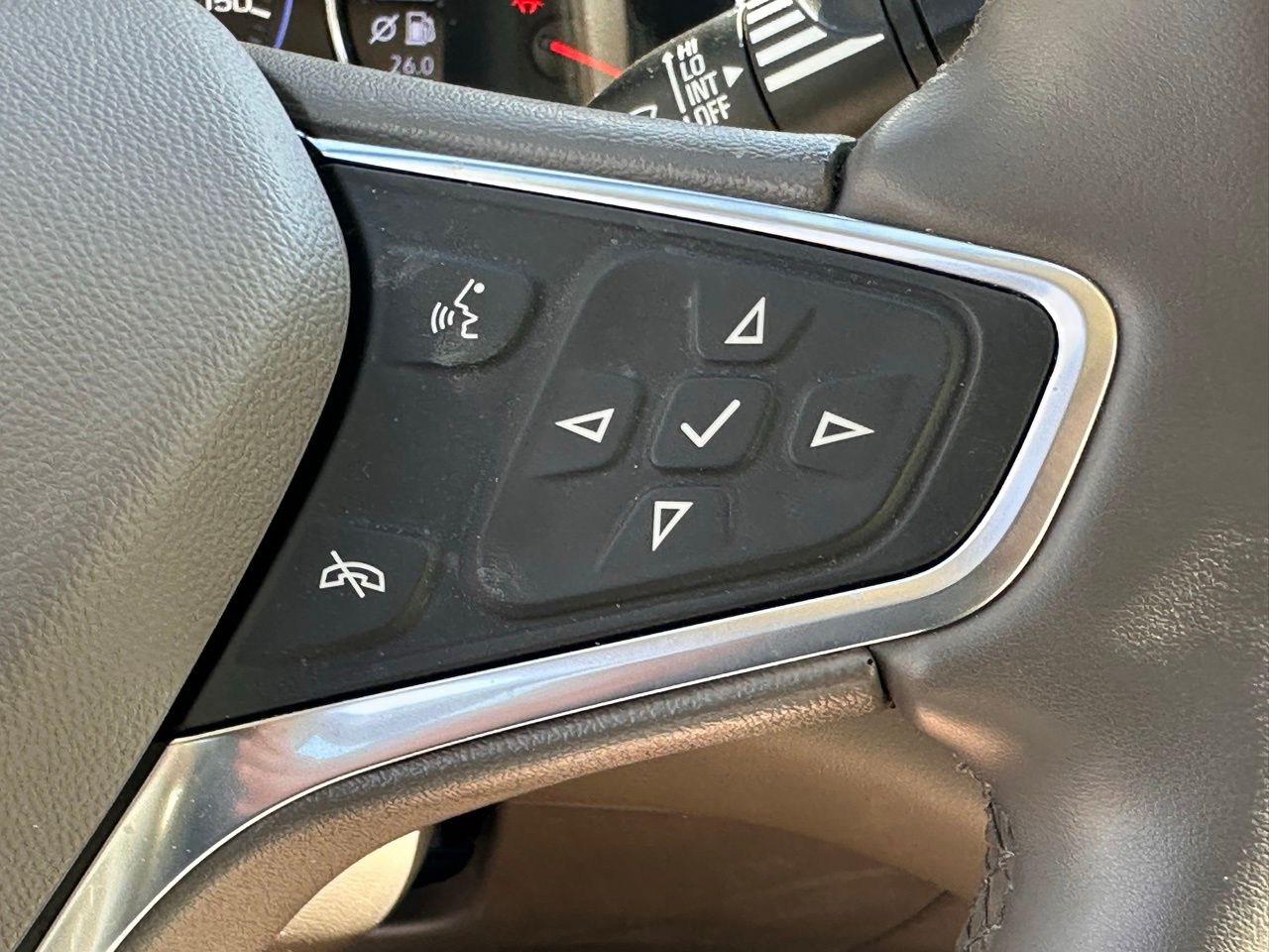 Used 2024 Summit White Chevrolet LT 2LT image 28