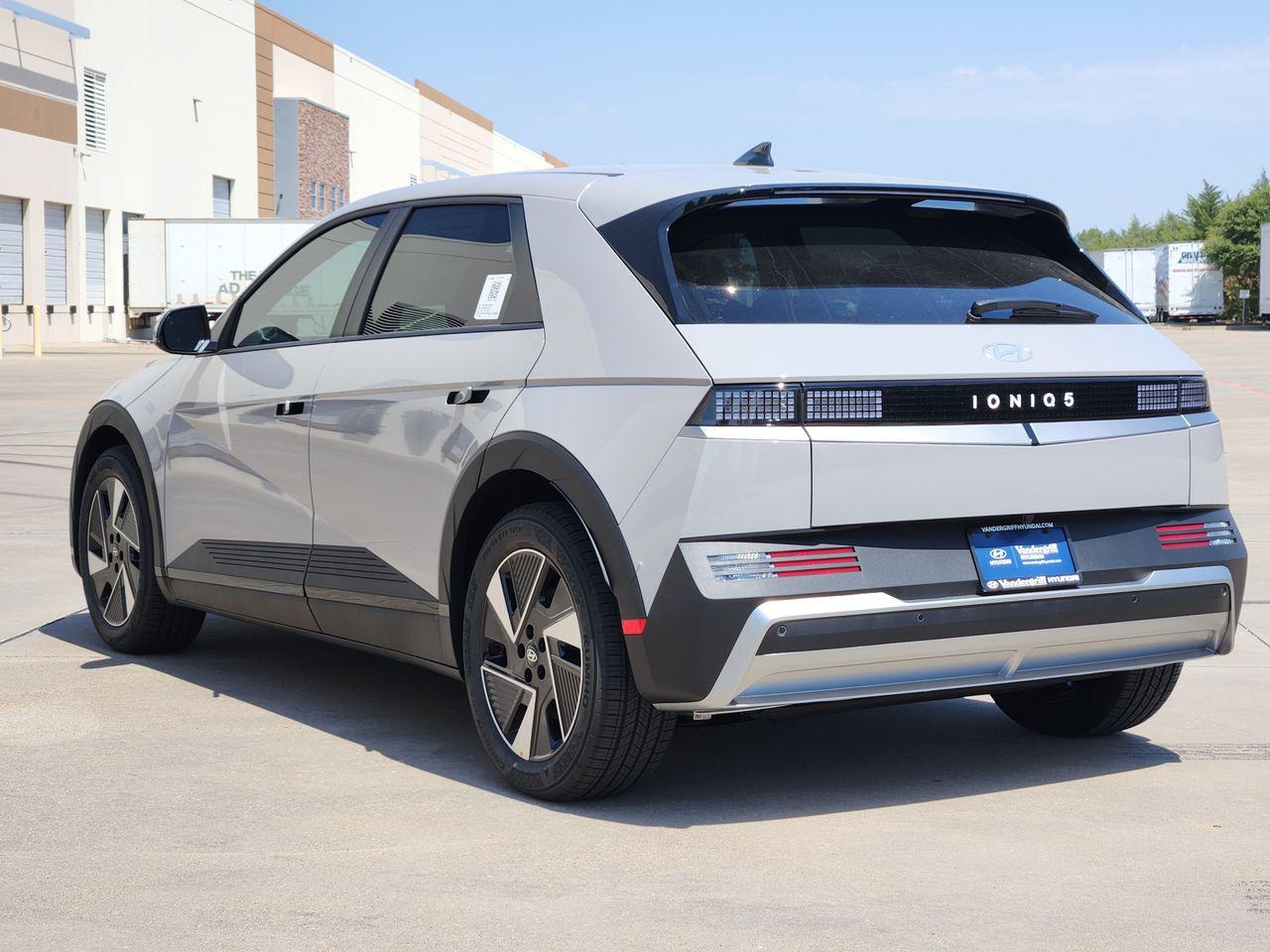 New 2027 Cyber Gray Hyundai SE image 3