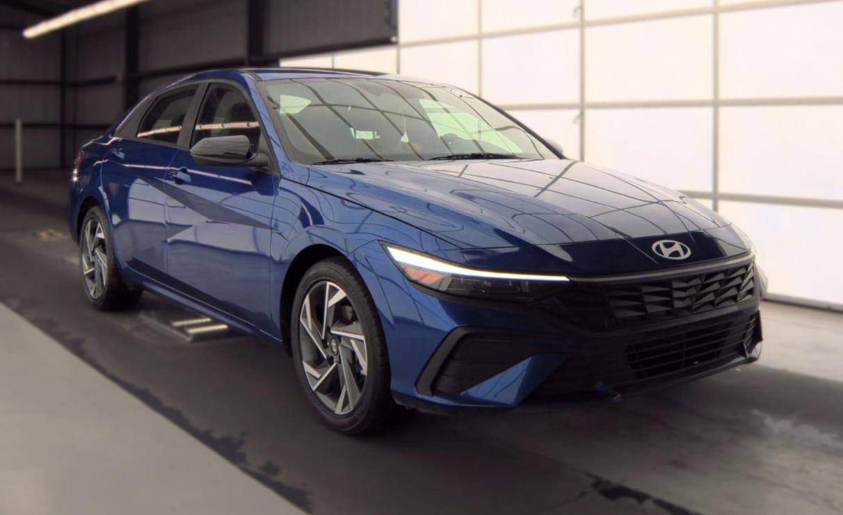 Used 2025 Intense Blue Hyundai SEL Sport image 4