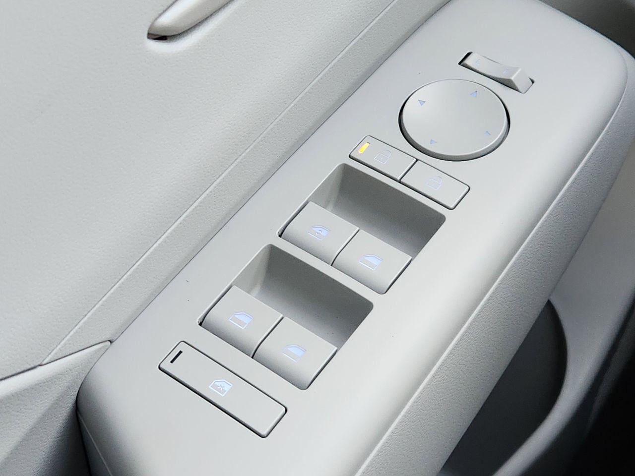 New 2026 SAW White Hyundai SE FWD image 21