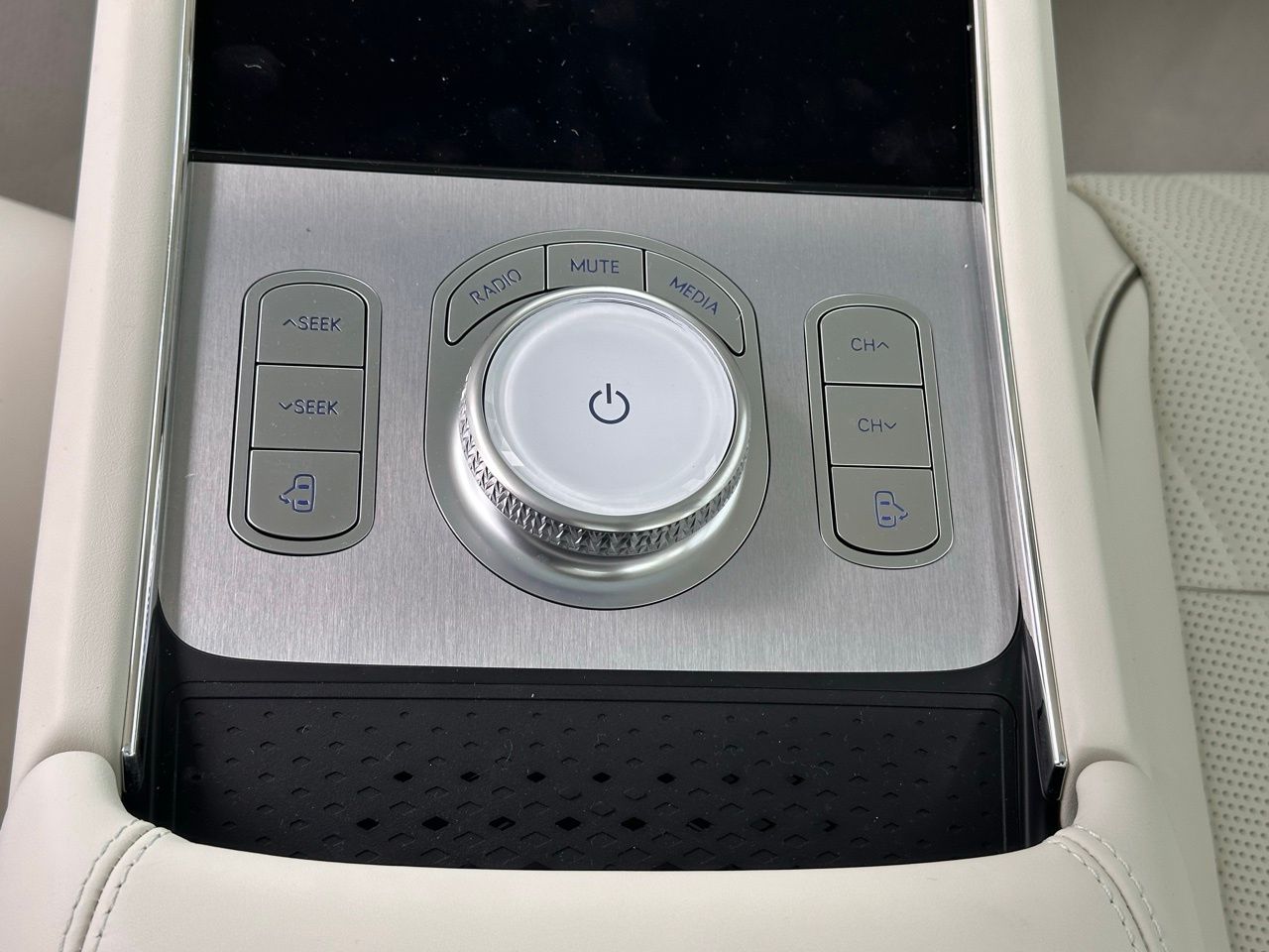 Used 2025 Vik Black Genesis 3.5T e-SC image 17