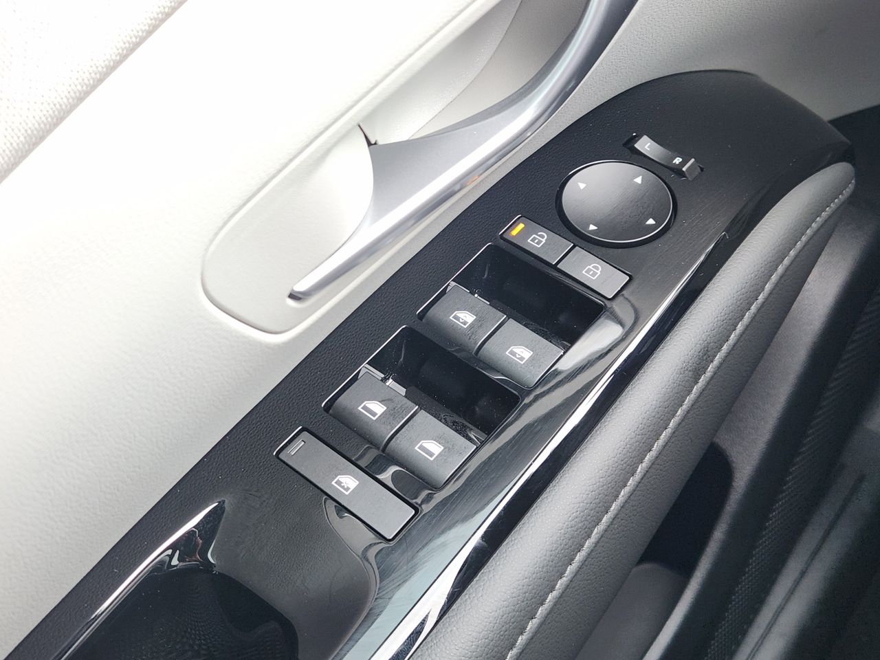 New 2026 W6H White Hyundai Limited FWD image 22