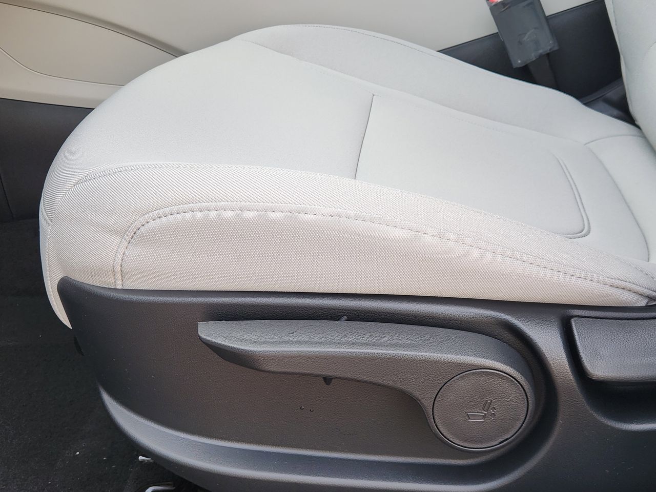 New 2026 W6H White Hyundai SE FWD image 23