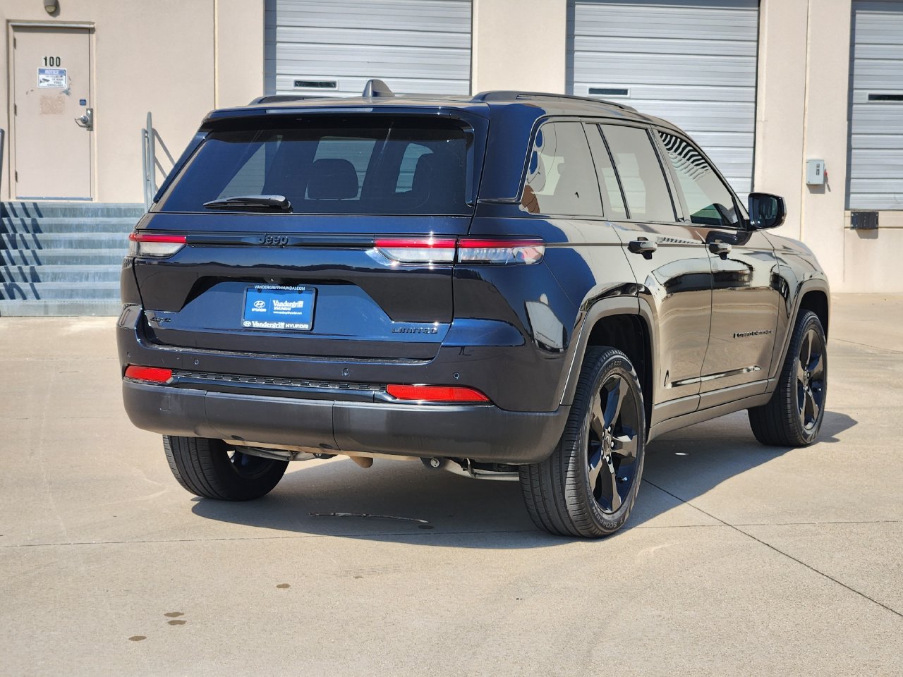 Used 2024 Midnight Sky Jeep Limited image 4