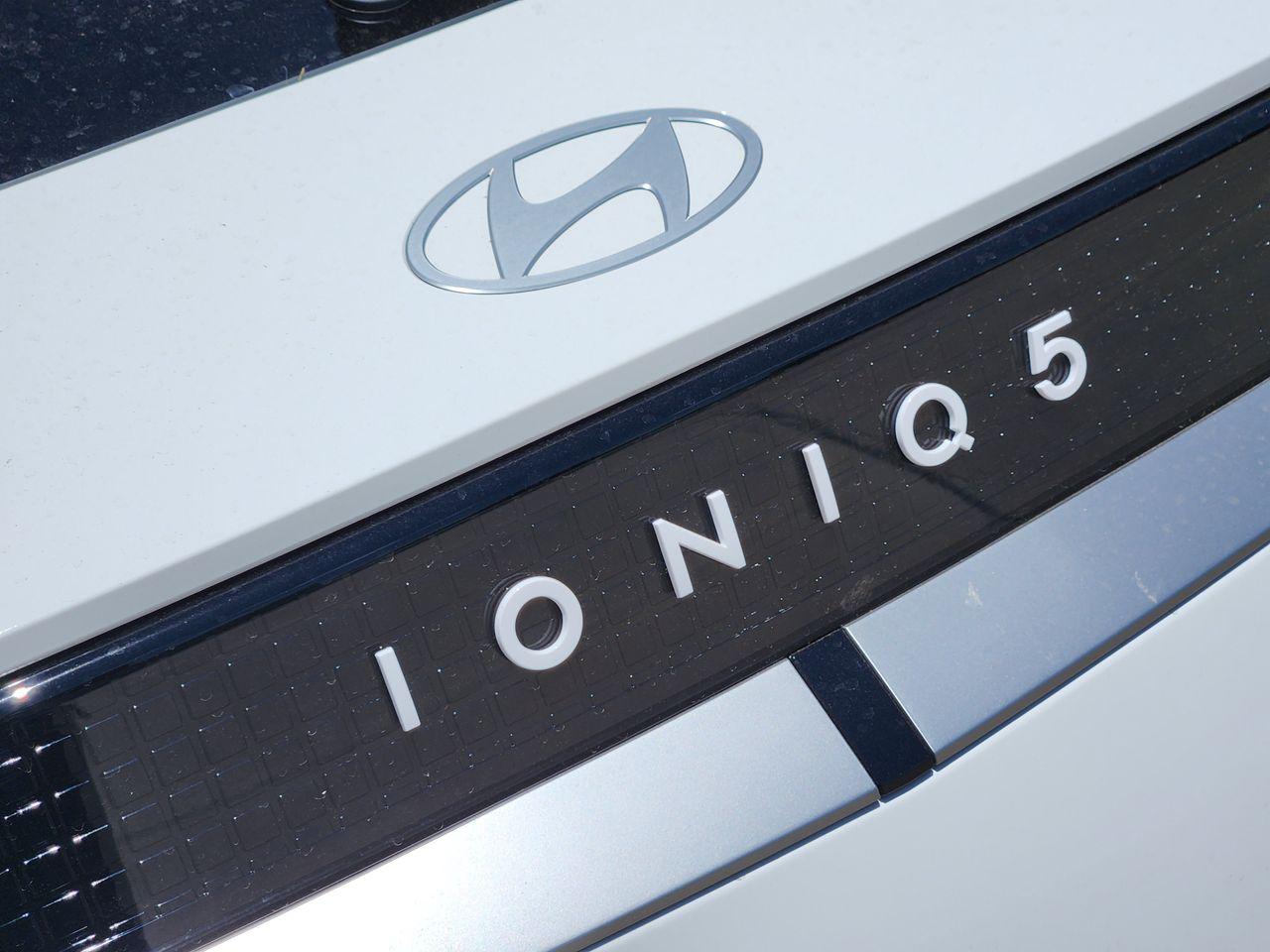 New 2027 SAW/White Hyundai SE image 8
