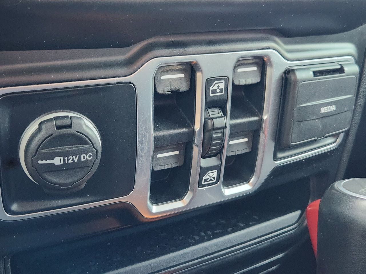 Used 2022 Granite Crystal Jeep Overland image 18