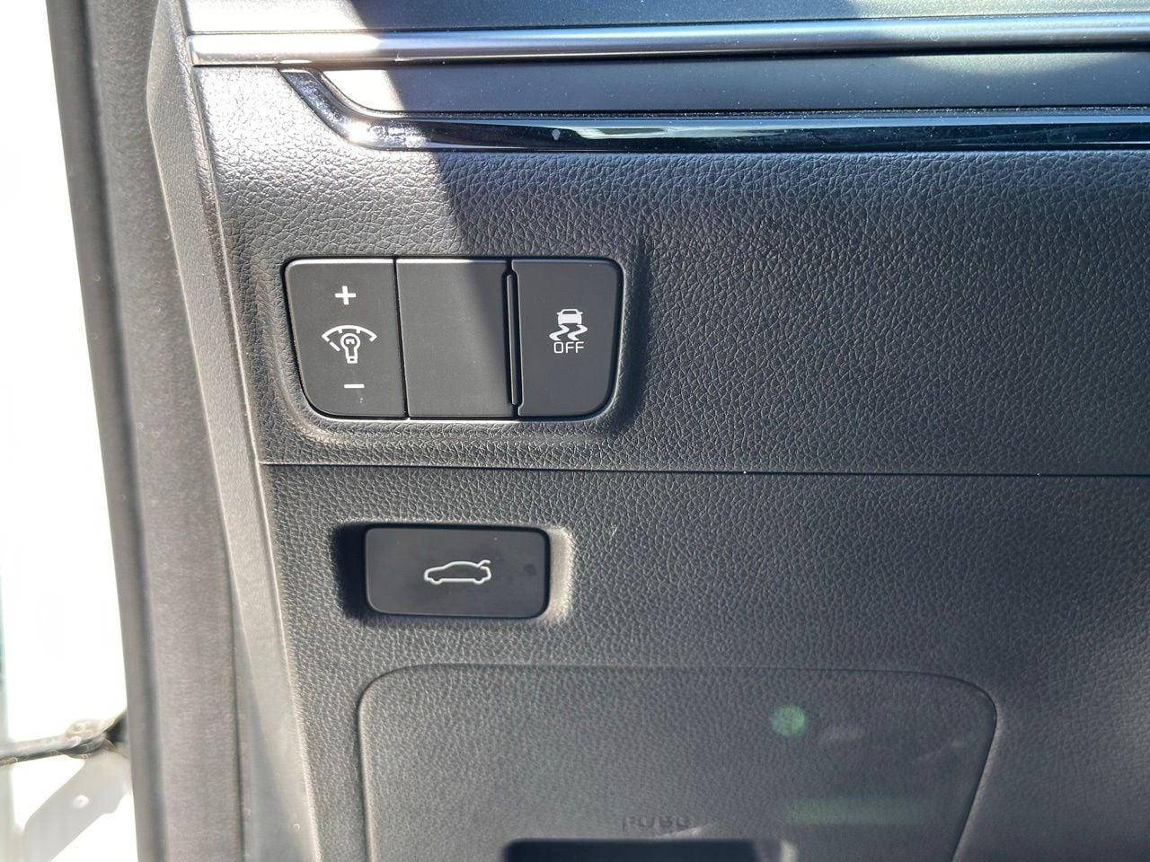 Used 2025 Snow White Pearl Kia GT-Line image 28