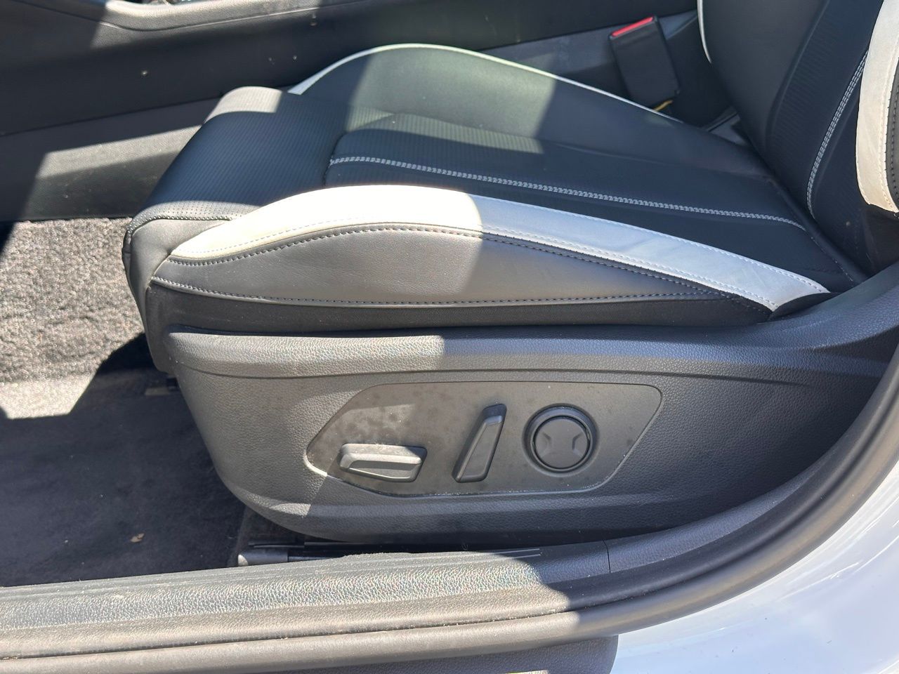 Used 2025 Snow White Pearl Kia GT-Line image 27