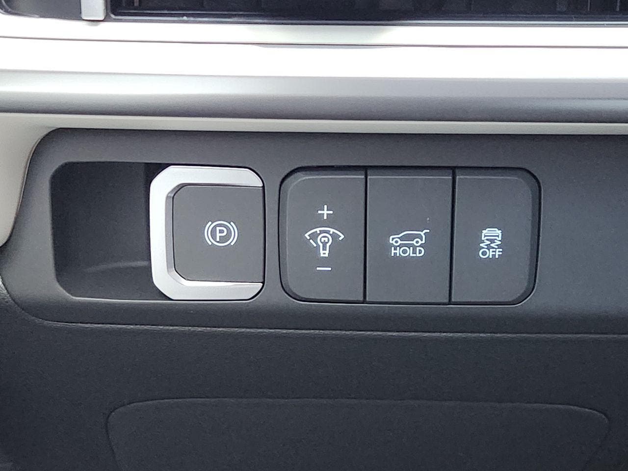 New 2027 Shimmering Silver Hyundai SE FWD image 20