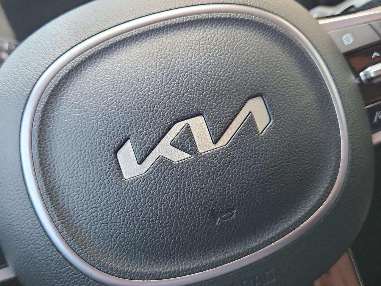 Used 2022 Wolf Gray Kia SX image 27