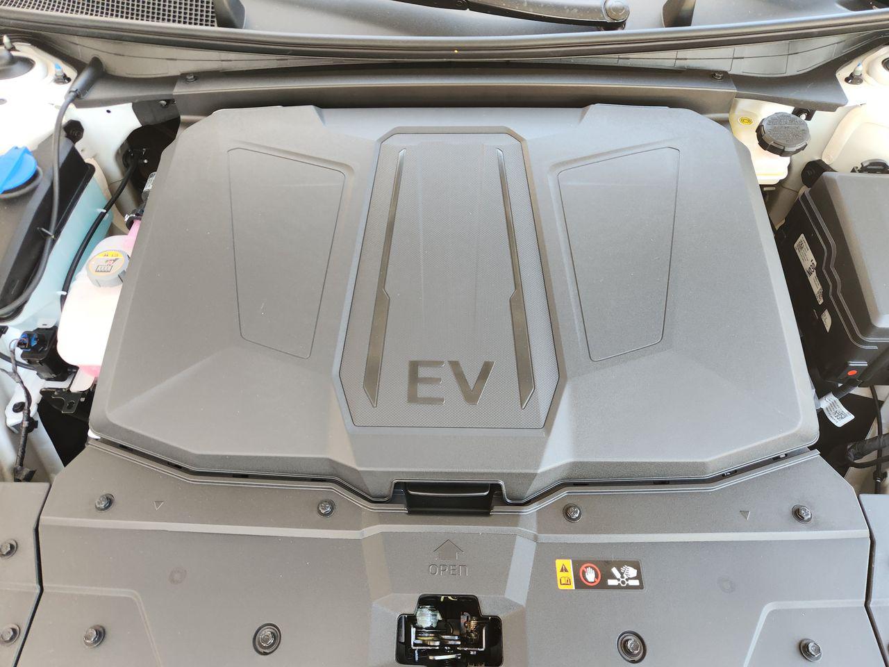 New 2027 SAW/White Hyundai SE image 30