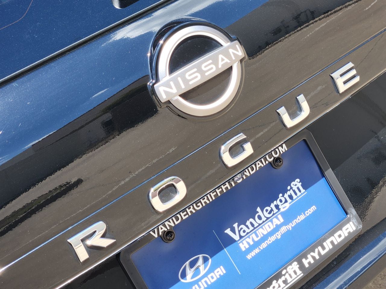 Used 2023 Super Black Nissan Platinum image 8
