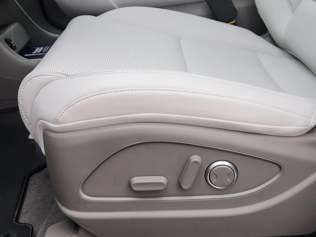 New 2026 Creamy White Pearl Hyundai Blue SEL 7P image 24