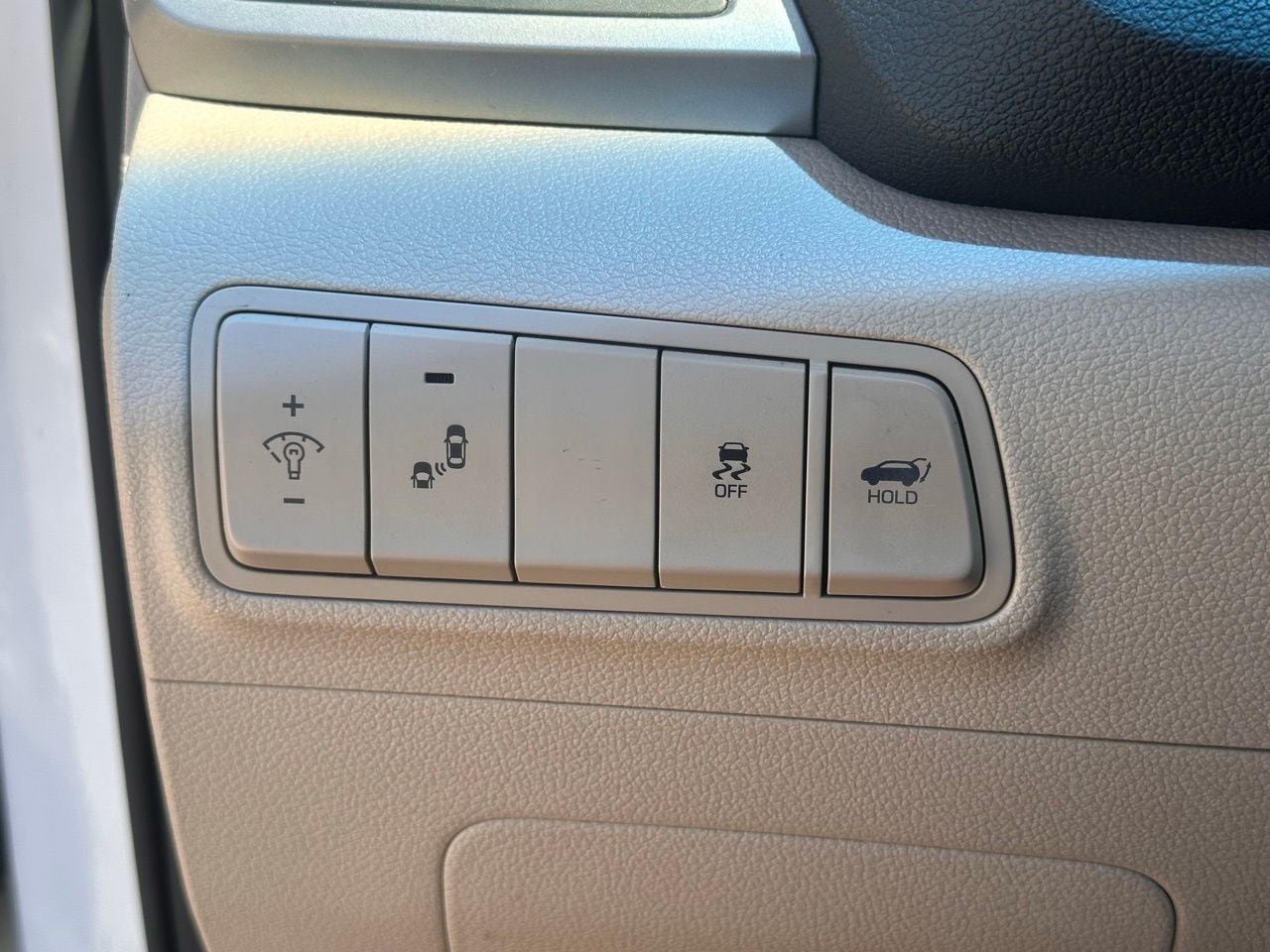 Used 2017 White Hyundai Sport image 25