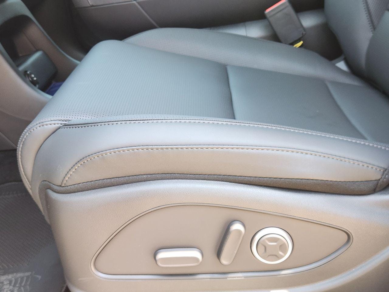 New 2027 Shimmering Silver Hyundai SEL Premium FWD image 22