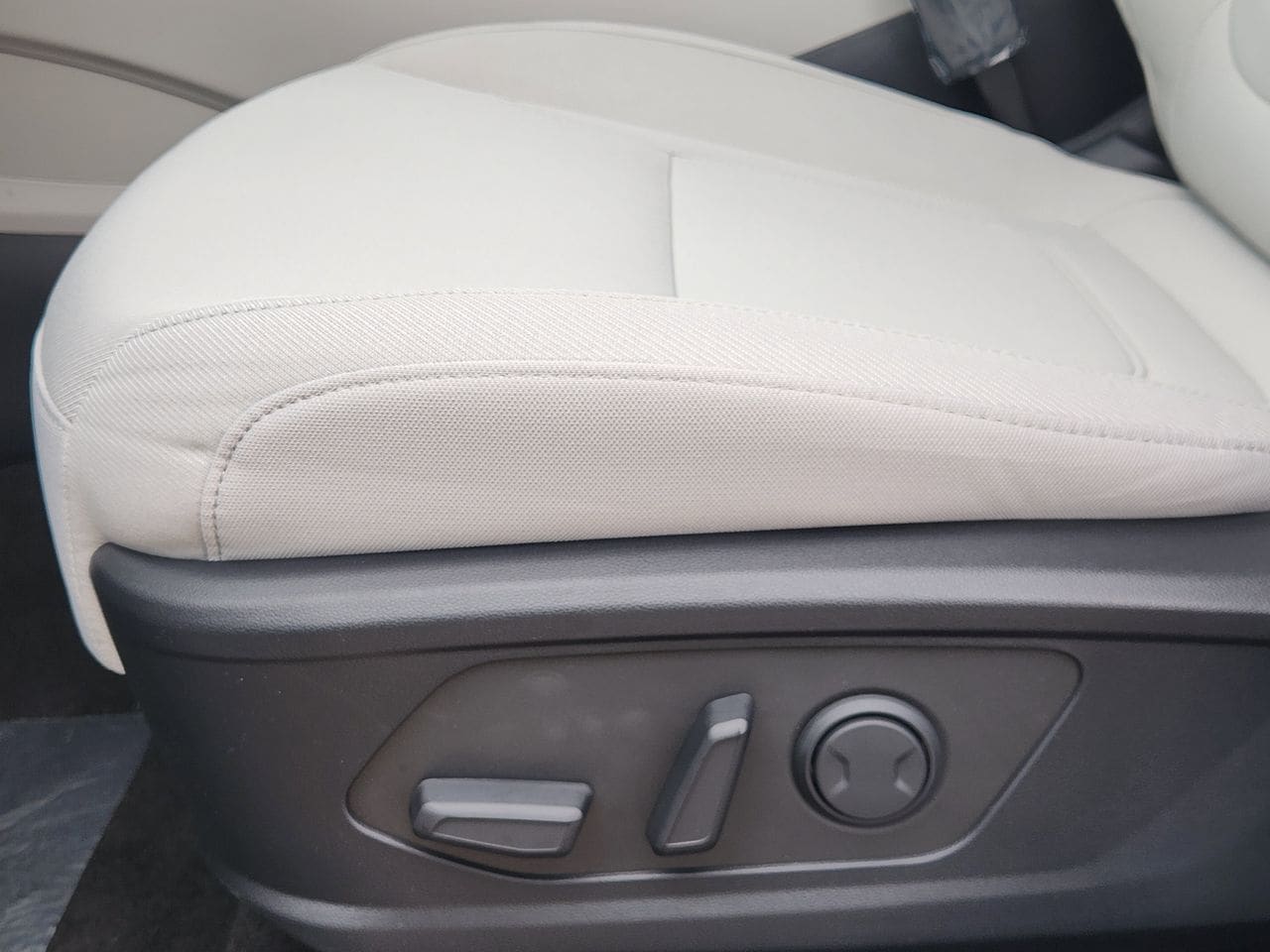 New 2026 W6H White Hyundai SEL FWD image 23