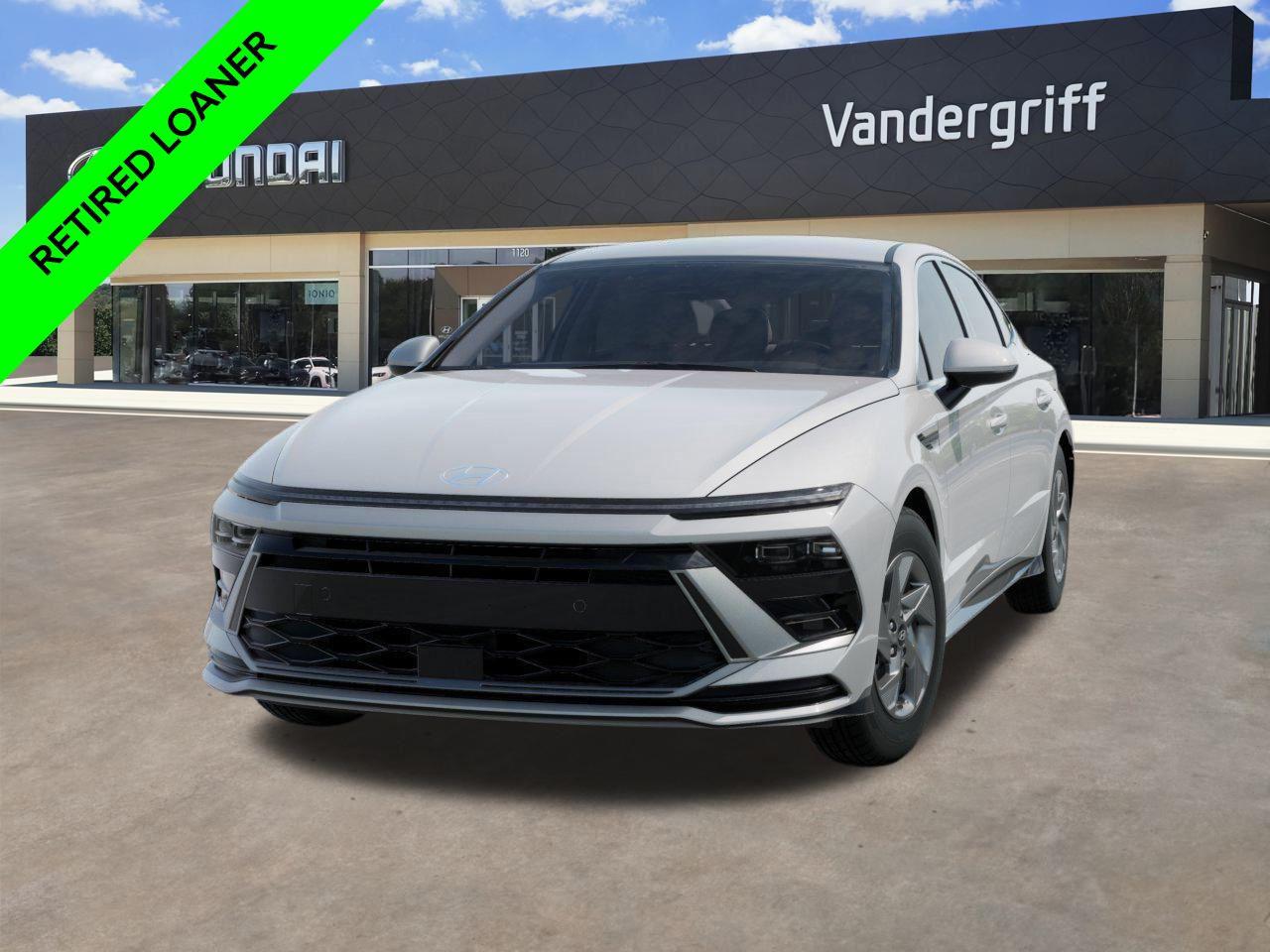 New 2025 W6H White Hyundai SE image 6