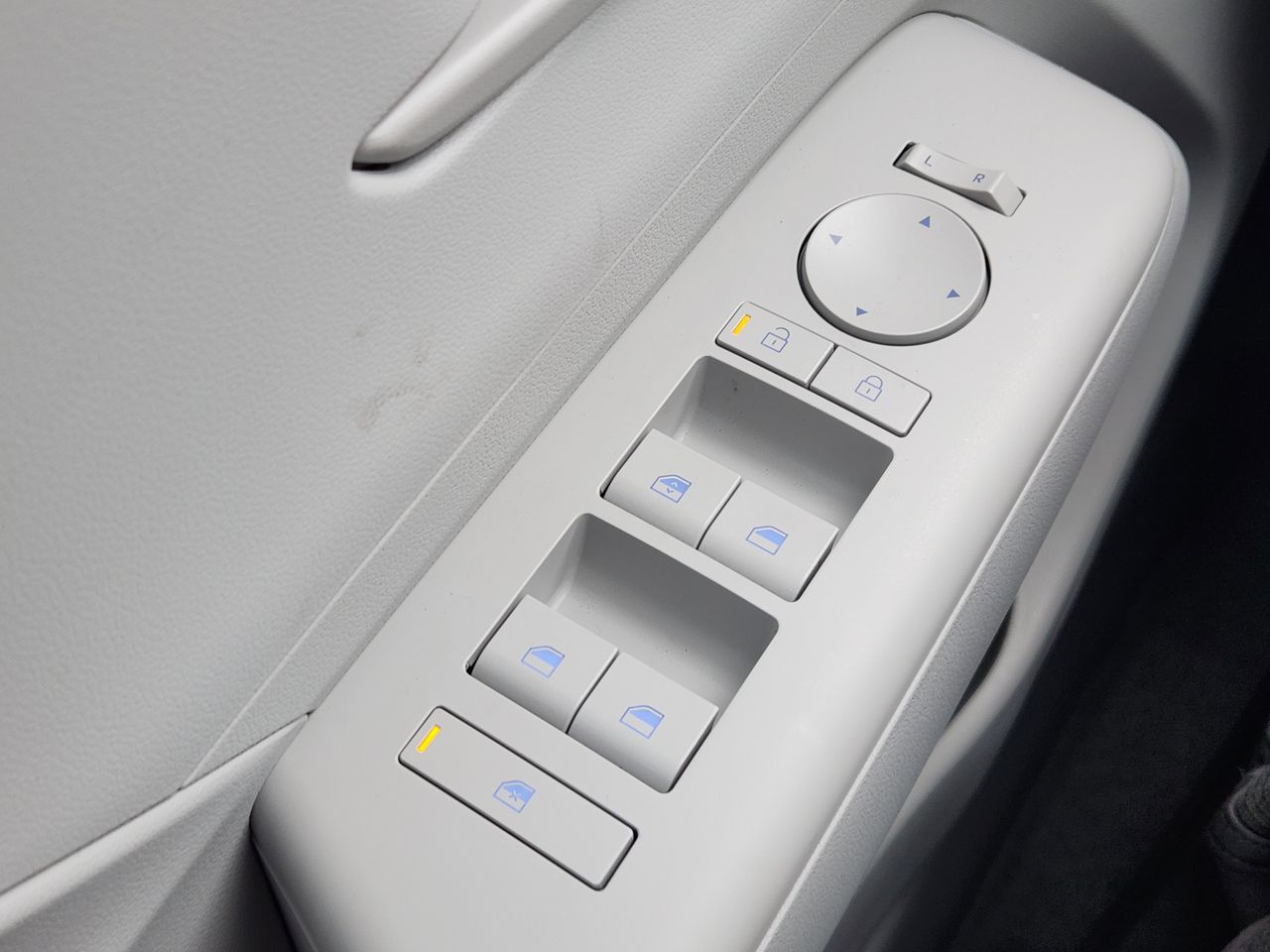 New 2026 SAW White Hyundai SE FWD image 21