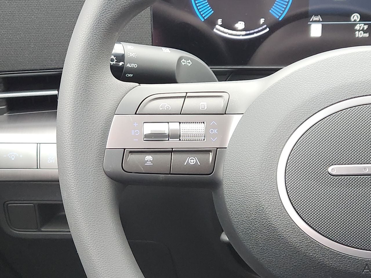 New 2026 SAW White Hyundai SE FWD image 26