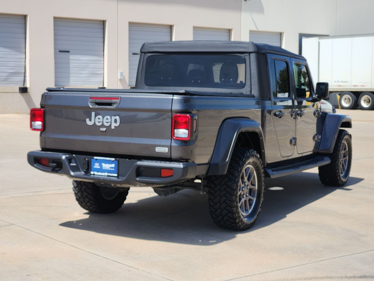 Used 2022 Granite Crystal Jeep Overland image 4