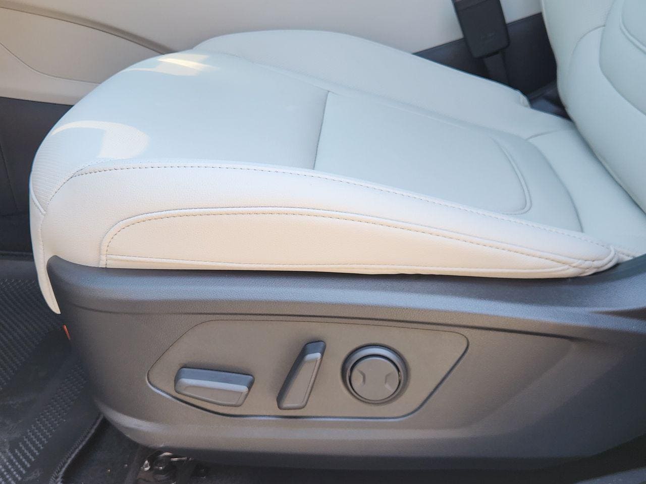 New 2026 Shimmering Silver Hyundai SEL Plus FWD image 23