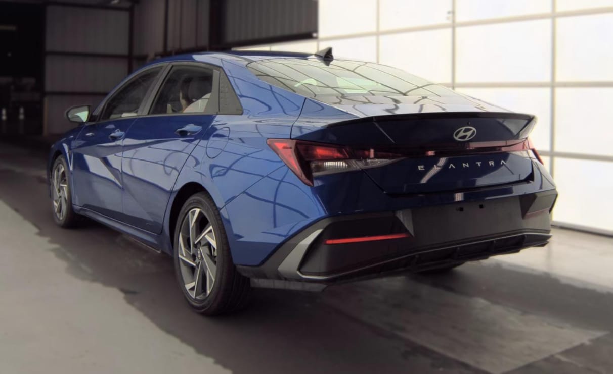 Used 2025 Intense Blue Hyundai SEL Sport image 9