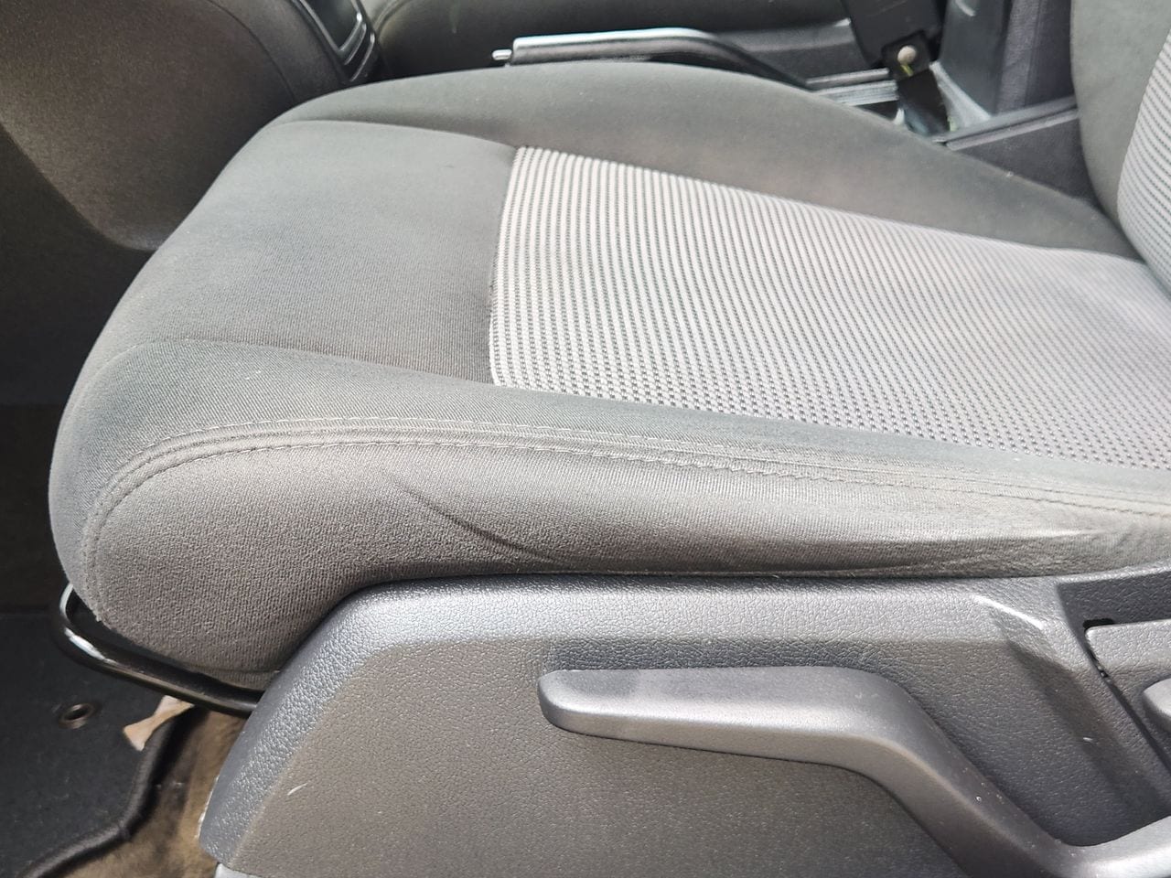Used 2017 Granite Crystal Jeep Latitude image 21