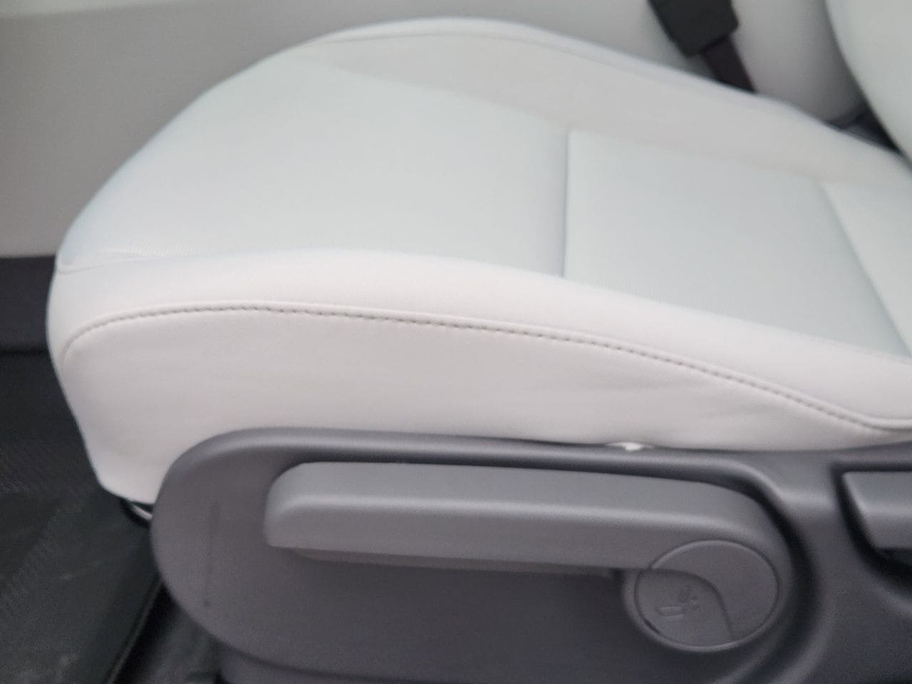 New 2026 SAW White Hyundai SE FWD image 23