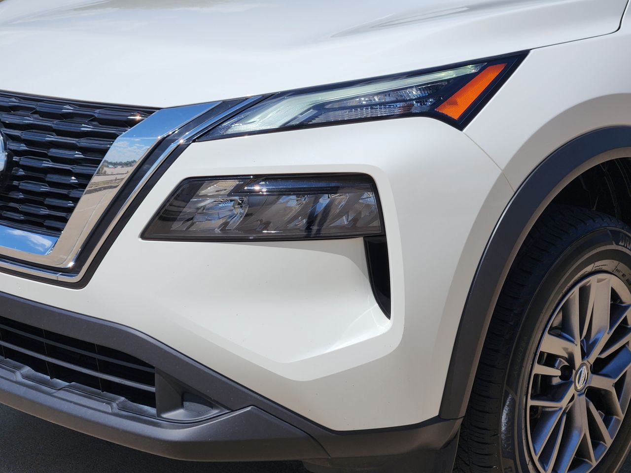 Used 2021 Glacier White Nissan S image 6
