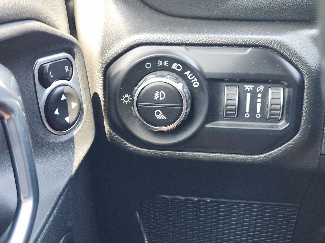 Used 2022 Granite Crystal Jeep Overland image 20